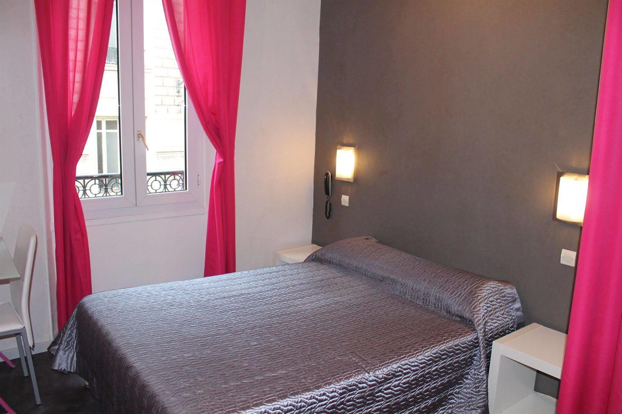 Hotel De France, Un Ammi